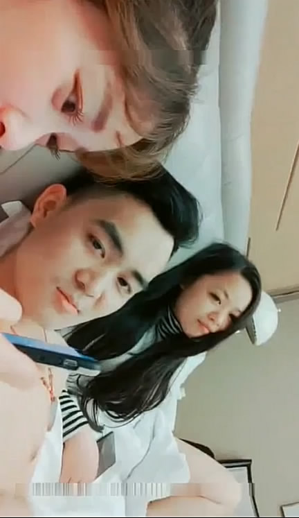 帅气男主播豪华套房约2位良家美少妇玩一龙二凤边操边直播